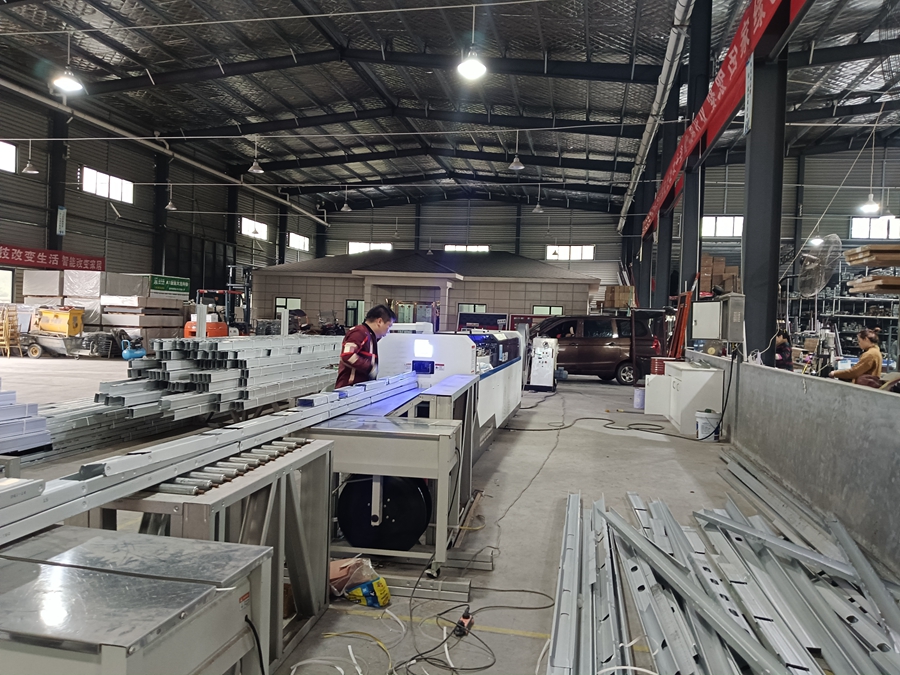 睿婕輕鋼別墅工廠正在生產輕鋼別墅鋼材