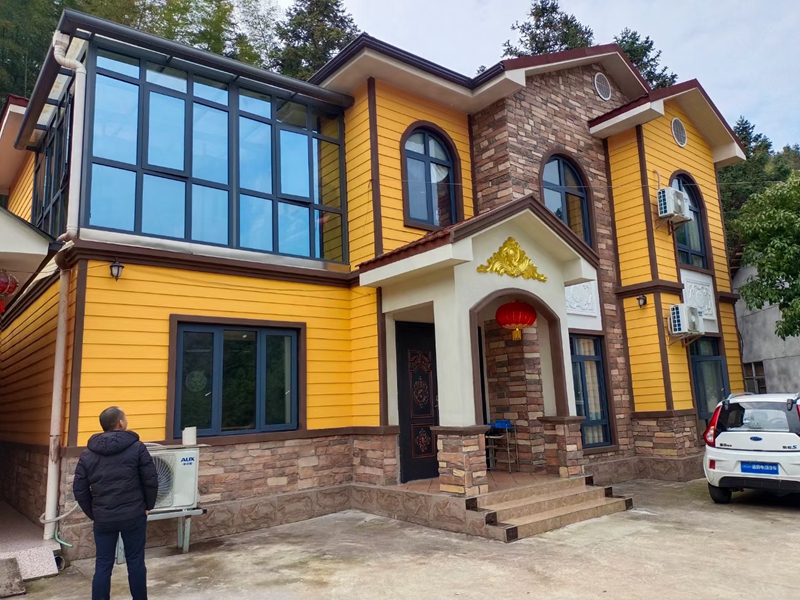 睿婕搭建好的一棟兩層的輕鋼別墅